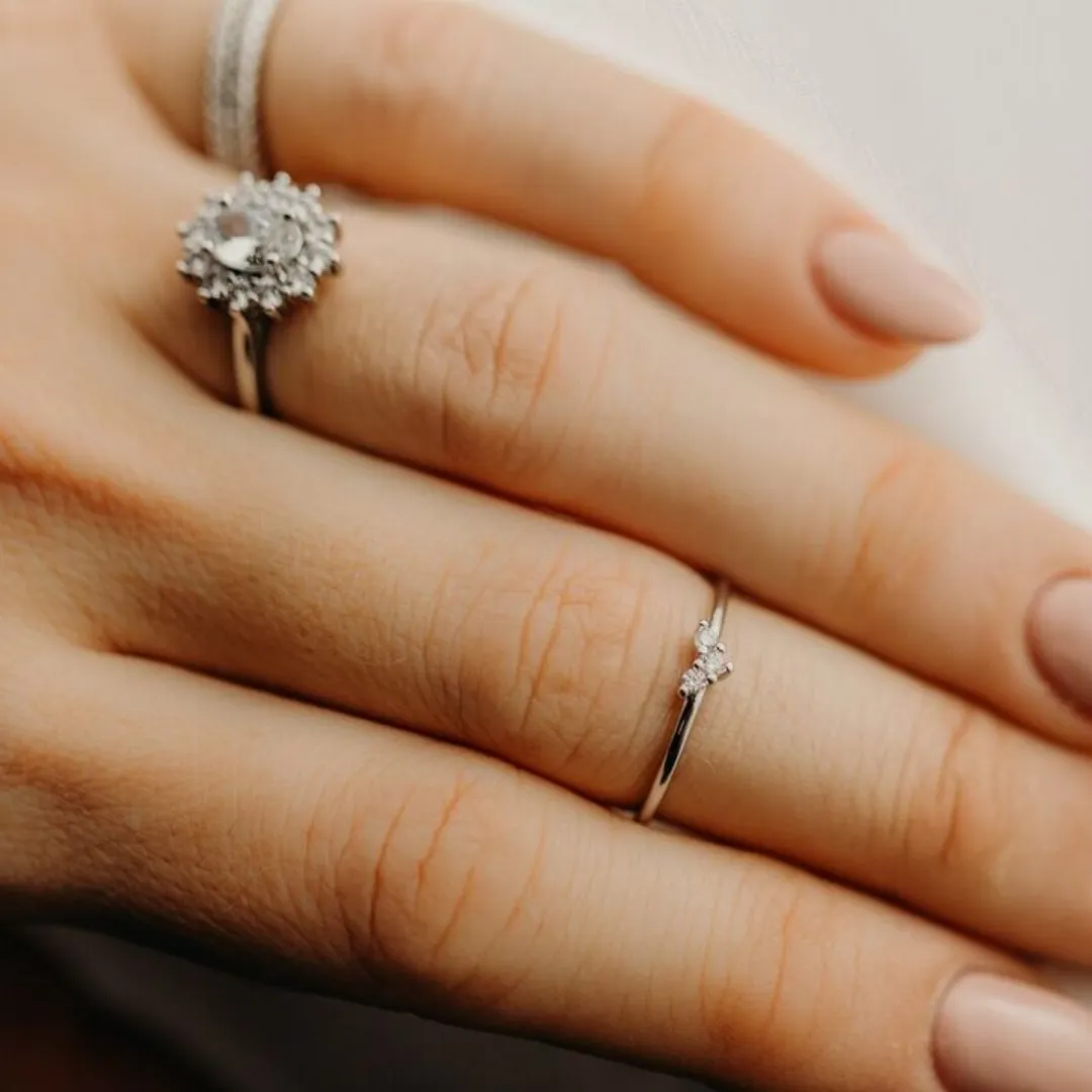 /public/photos/live/Minimalist Round Moissanite 3 Stone Delicate Wedding Band 650 (4).webp